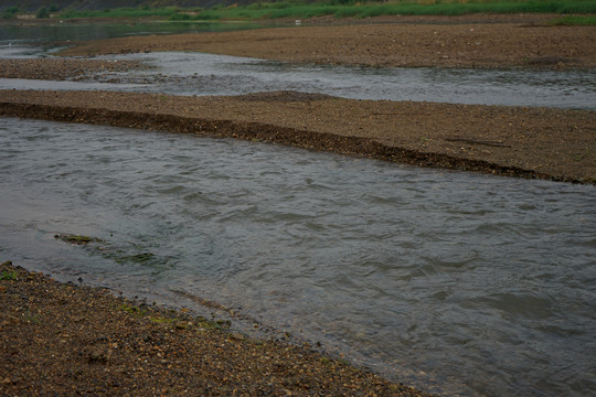 沙滩小河