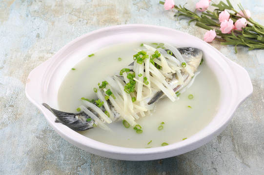 蘿卜燉鯽魚(yú)
