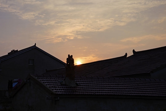 农村屋顶的夕阳