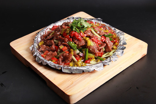 鐵板壇子爆牛肉