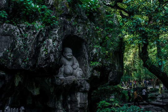 雨中的佛像与寺庙