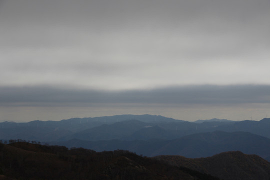 阴天远山