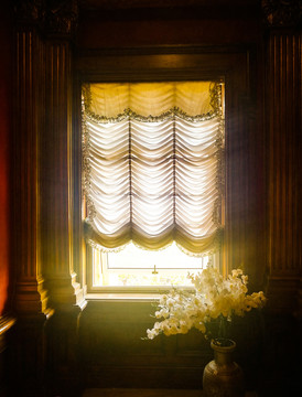 欧洲城堡里阳光下的窗户
