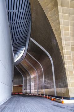 上海虹桥国家会展中心的弧形长廊