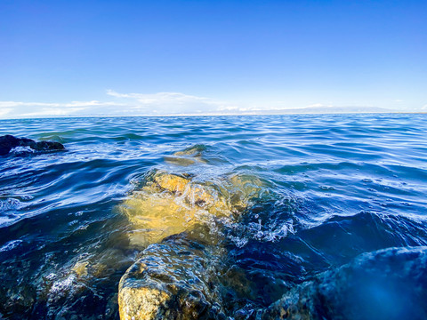 阳光下的礁石海浪