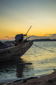 黄昏海边渔船