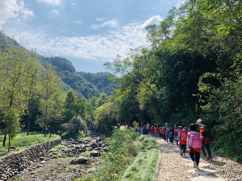 神丽峡风景区小学生户外写生队伍