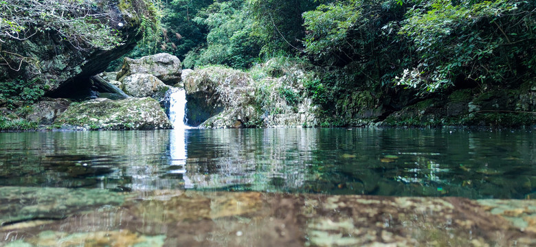 深山河流