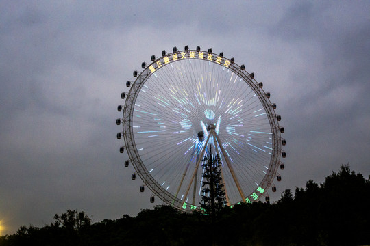 摩天轮灯光效果渝乐小镇夜景