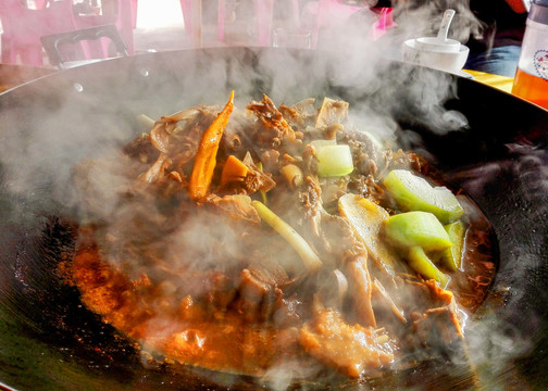 农家干锅啤酒鸭铁锅