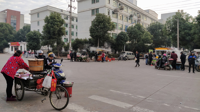 工业区的早晨早餐摊