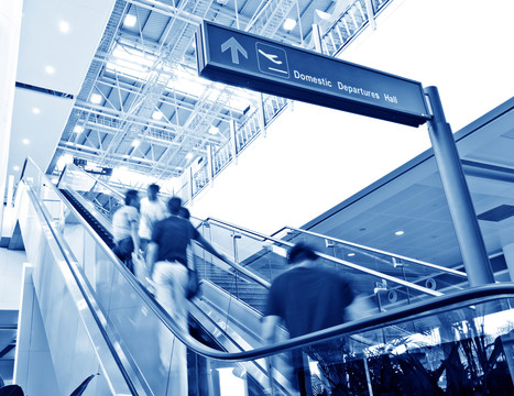 上海机场航站楼自动扶梯和旅客