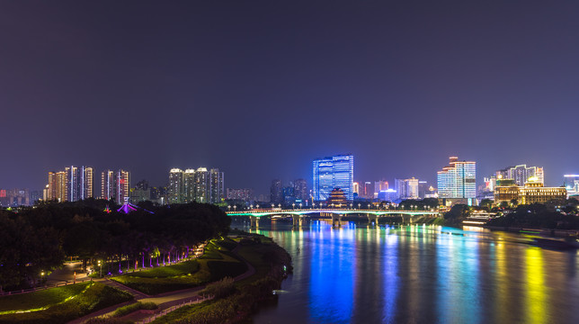 南宁江边城市夜景