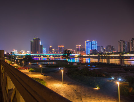 南宁江边城市夜景