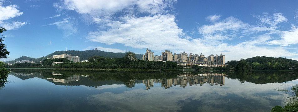 鳄湖蓝天白云湖畔新城全景