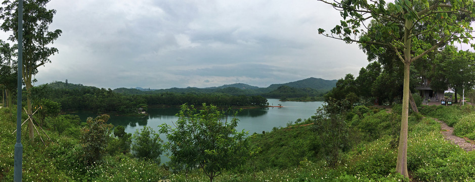 青山绿水绿道环绕红花湖