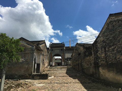 皇思扬古围村门景