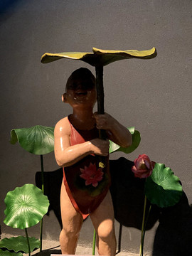 小孩撑伞雕塑