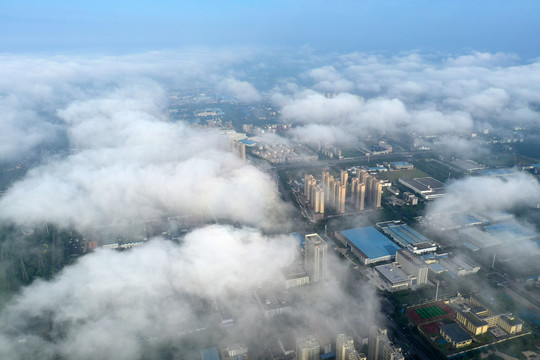 城市上空的云