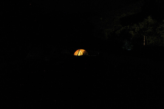 黑暗中亮灯的帐篷