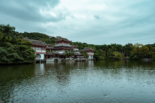 阴天的南宁青秀山天池公园