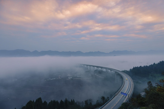 大桥晨雾