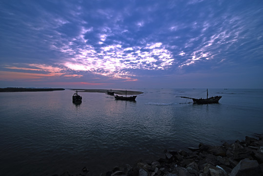 晨曦中的海沿和渔船