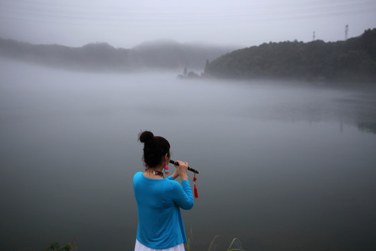 清晨湖邊美女