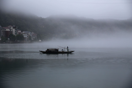 建德晨雾渔船风景