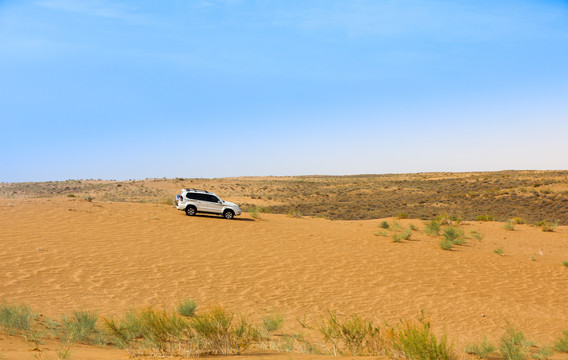 沙漠冲沙越野车