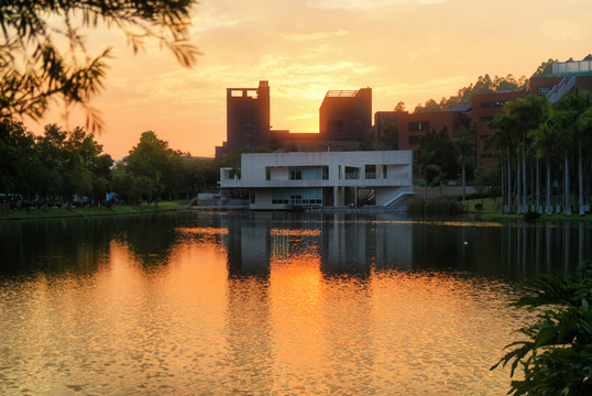 晚霞湖景