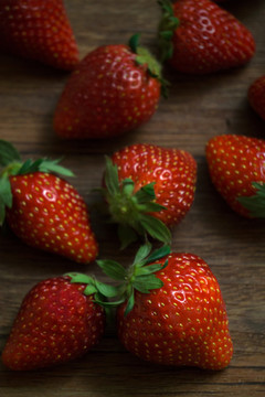木桌上的鲜草莓
