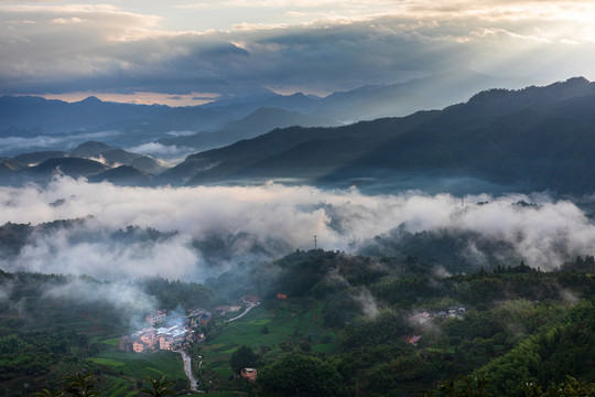 云雾满山村