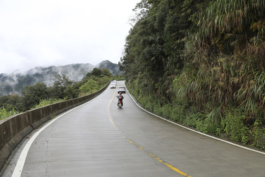 大山上的公路