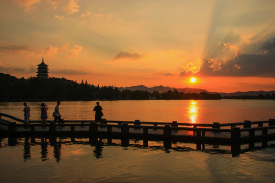 雷峰夕照