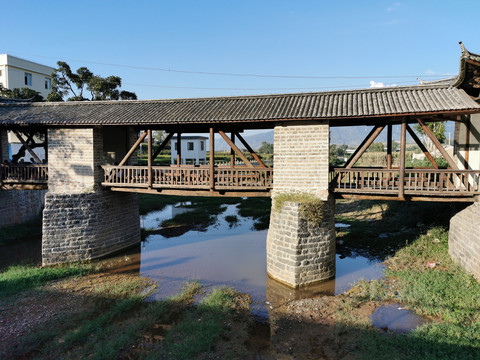 中式古建风雨桥长廊历史文物保护