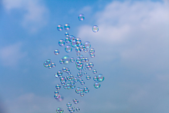 很多气泡泡在空中飘