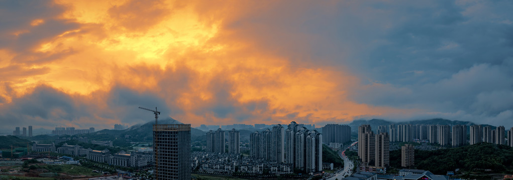 暴风雨来临前的城市