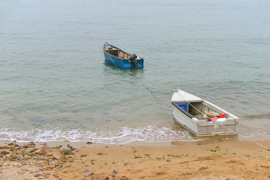 海岸沙滩和小木船
