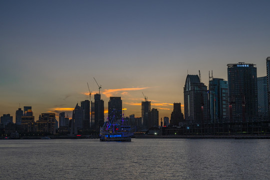 上海黄浦江北外滩建筑群夜景