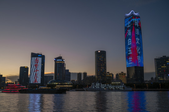 上海北外滩白玉兰大厦夜景