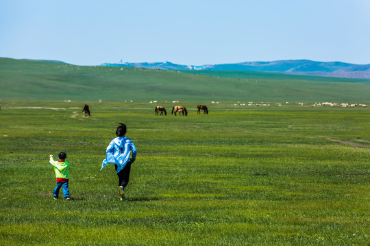 夏季草原奔跑的女性儿童
