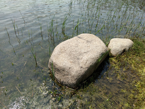 湖畔石头
