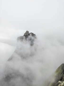 云雾远山