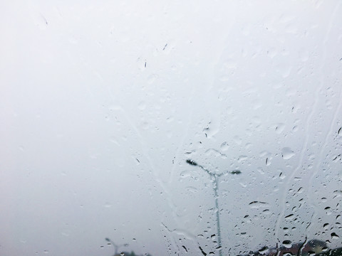 玻璃上的雨水