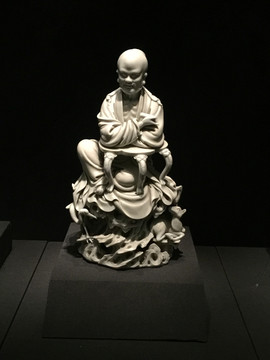 德化窑白釉鹤鹿仙人雕像