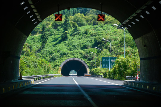 高速公路遂道