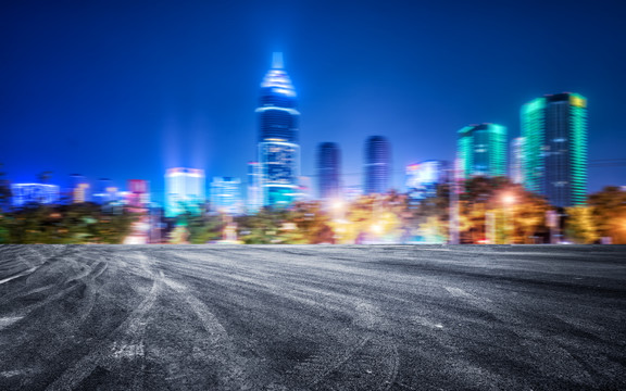 高速公路和城市夜景