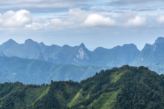 崇山峻岭