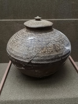 西汉带盖原始瓷罐